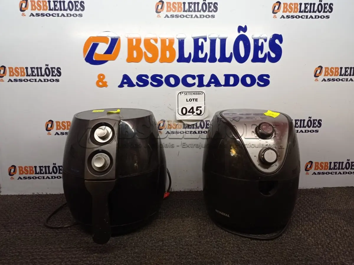 LOTE 045 - 02 AIR FRYES 220V SENDO 01 MONDIAL. (NO ESTADO) ATENÇÃO! FAZER A VISITAÇÃO ANTES DE ARREMATAR, NÃO SABEMOS SE FUNCIONA. LEILÃO NÃO TEM GARANTIA E NEM DEVOLUÇÃO, SUJEITO A POSSÍVEIS AVARIAS VISÍVEIS/OCULTAS E/OU AUSÊNCIA DE COMPONENTES.