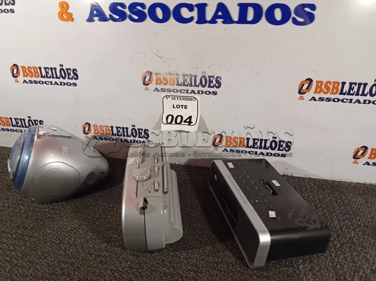 LOTE 004 - 03 RÁDIOS MODELOS DIVERSOS, SENDO 01 TOCA CDS, 01 MICROSYSTEM E 01 IHOME. (NO ESTADO) ATENÇÃO! FAZER A VISITAÇÃO ANTES DE ARREMATAR, NÃO SABEMOS SE FUNCIONA. LEILÃO NÃO TEM GARANTIA E NEM DEVOLUÇÃO, SUJEITO A POSSÍVEIS AVARIAS VISÍVEIS/OCULTAS E/OU AUSÊNCIA DE COMPONENTES.