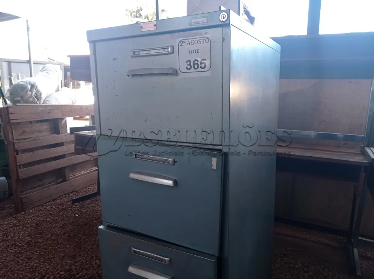 LOTE 365 - 01 ARQUIVO EM AÇO COM 4 GAVETAS. (NO ESTADO) ATENÇÃO! FAZER A VISITAÇÃO ANTES DE ARREMATAR, NÃO SABEMOS SE FUNCIONA. LEILÃO NÃO TEM GARANTIA E NEM DEVOLUÇÃO, SUJEITO A POSSÍVEIS AVARIAS VISÍVEIS/OCULTAS E/OU AUSÊNCIA DE COMPONENTES.