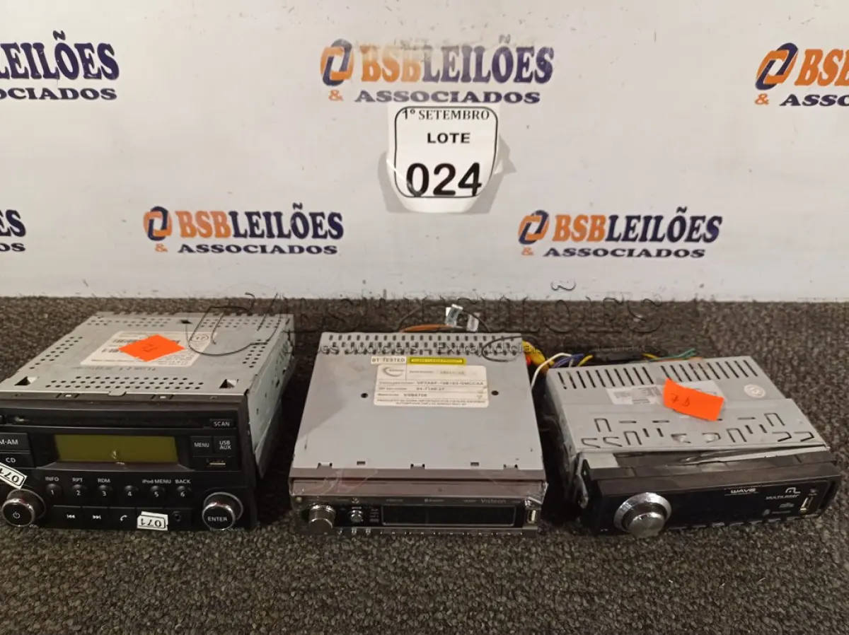 LOTE 024 - 03 APARELHOS DE SOM AUTOMOTIVO MARCAS E MODELOS DIVERSOS. (NO ESTADO) ATENÇÃO! FAZER A VISITAÇÃO ANTES DE ARREMATAR, NÃO SABEMOS SE FUNCIONA. LEILÃO NÃO TEM GARANTIA E NEM DEVOLUÇÃO, SUJEITO A POSSÍVEIS AVARIAS VISÍVEIS/OCULTAS E/OU AUSÊNCIA DE COMPONENTES.