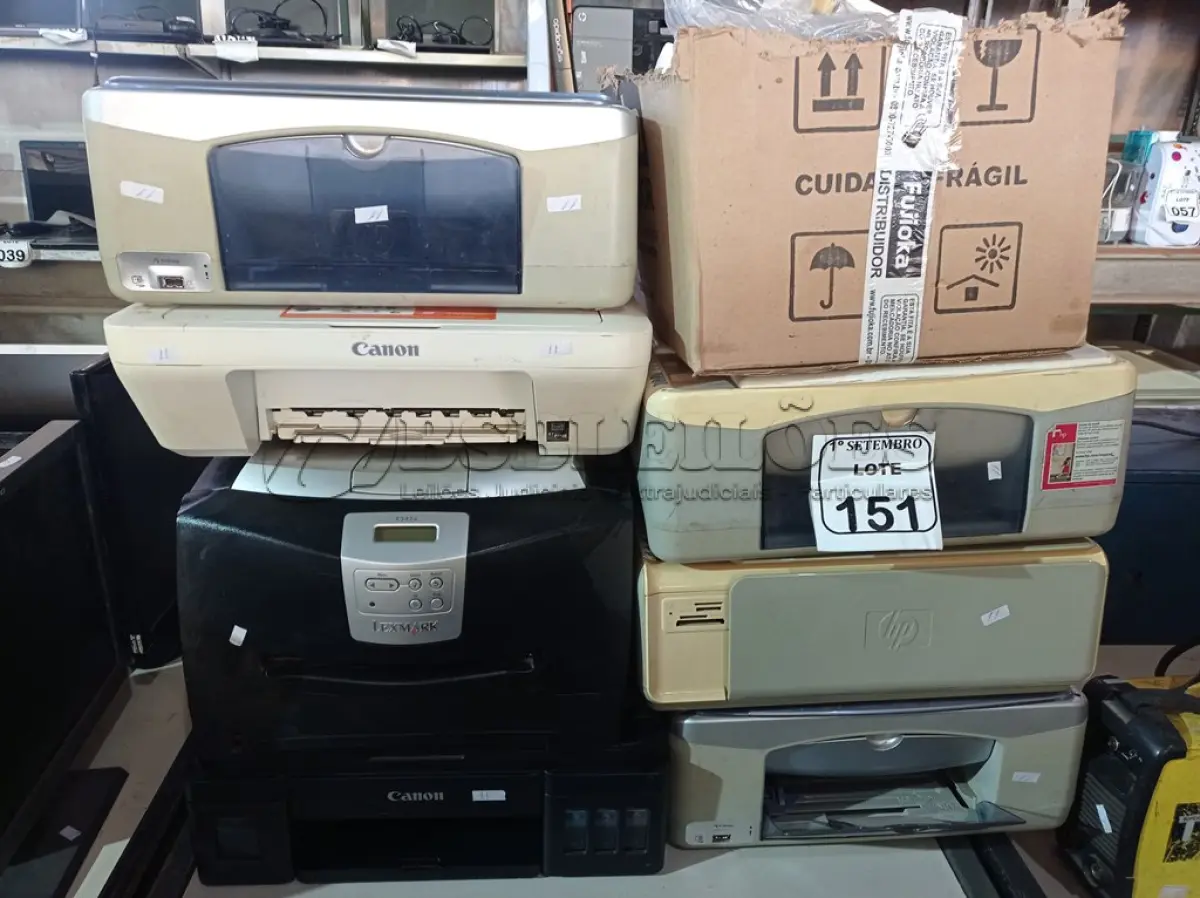 LOTE 151 - 13 IMPRESSORAS MARCAS E MODELOS DIVERSOS, 01 ESTABILIZADOR E DIVERSOS TONERS. (NO ESTADO) ATENÇÃO! FAZER A VISITAÇÃO ANTES DE ARREMATAR, NÃO SABEMOS SE FUNCIONA. LEILÃO NÃO TEM GARANTIA E NEM DEVOLUÇÃO, SUJEITO A POSSÍVEIS AVARIAS VISÍVEIS/OCULTAS E/OU AUSÊNCIA DE COMPONENTES.