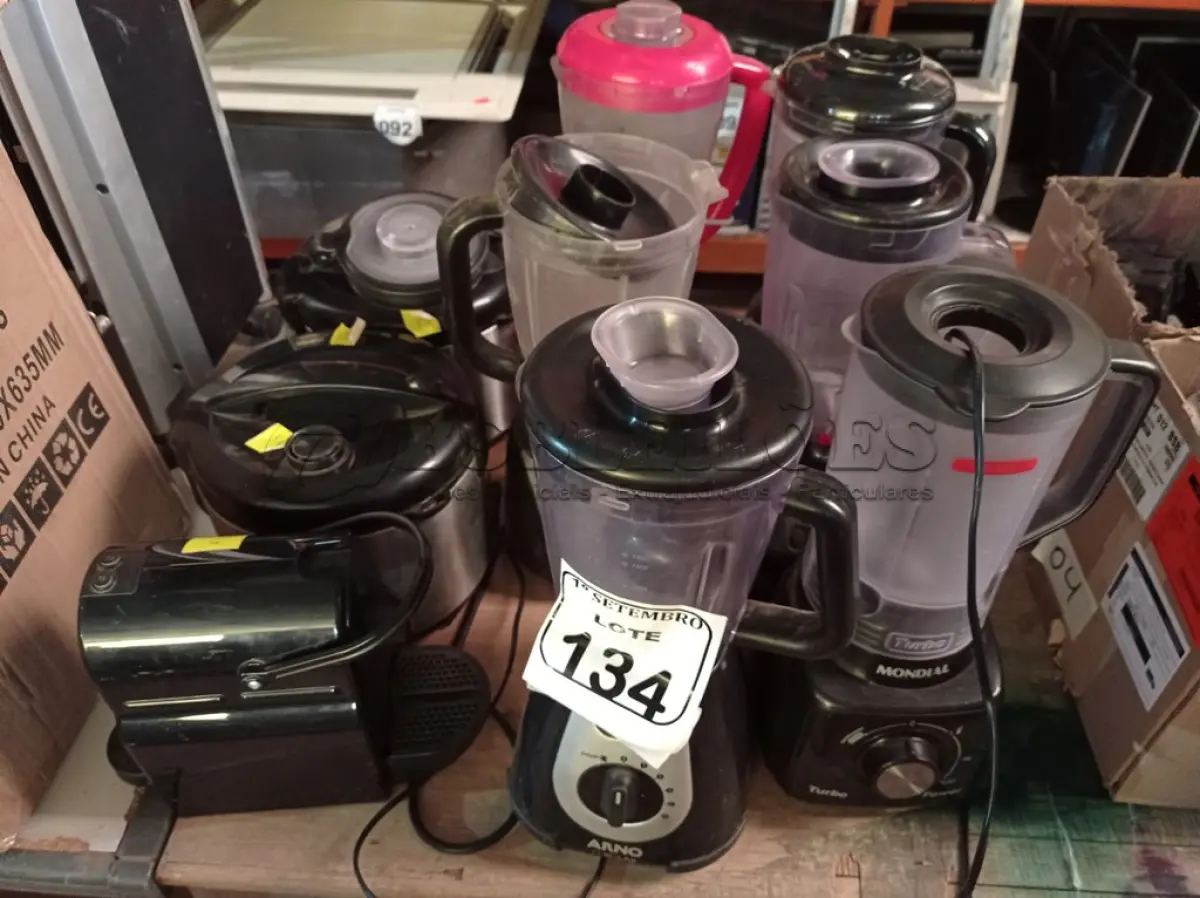 LOTE 134 - 06 LIQUIDIFICADORES MARCAS E MODELOS DIVERSOS, 01 CAFETEIRA INCOMPLETA E 02 PANELAS ELÉTRICAS. (NO ESTADO) ATENÇÃO! FAZER A VISITAÇÃO ANTES DE ARREMATAR, NÃO SABEMOS SE FUNCIONA. LEILÃO NÃO TEM GARANTIA E NEM DEVOLUÇÃO, SUJEITO A POSSÍVEIS AVARIAS VISÍVEIS/OCULTAS E/OU AUSÊNCIA DE COMPONENTES.