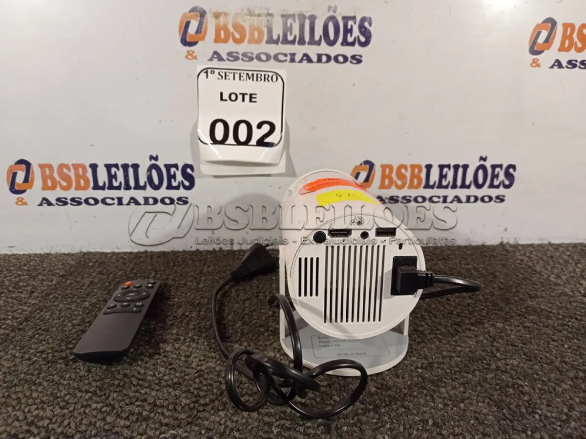 LOTE 002 - 01 MINI PROJETOR PORTÁTIL COM WI-FI 220V. (NO ESTADO) ATENÇÃO! FAZER A VISITAÇÃO ANTES DE ARREMATAR, NÃO SABEMOS SE FUNCIONA. LEILÃO NÃO TEM GARANTIA E NEM DEVOLUÇÃO, SUJEITO A POSSÍVEIS AVARIAS VISÍVEIS/OCULTAS E/OU AUSÊNCIA DE COMPONENTES.