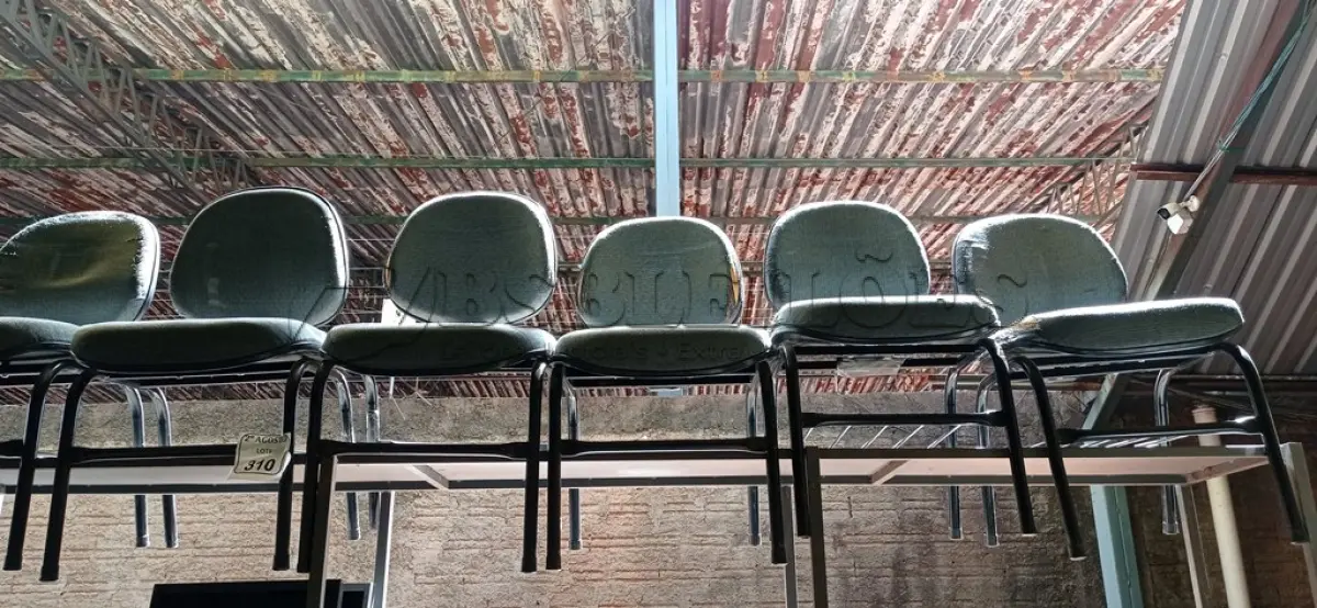 LOTE 310 - 07 CADEIRAS DE ESCRITÓRIO PÉ FIXO. (NO ESTADO) ATENÇÃO! FAZER A VISITAÇÃO ANTES DE ARREMATAR, NÃO SABEMOS SE FUNCIONA. LEILÃO NÃO TEM GARANTIA E NEM DEVOLUÇÃO, SUJEITO A POSSÍVEIS AVARIAS VISÍVEIS/OCULTAS E/OU AUSÊNCIA DE COMPONENTES.