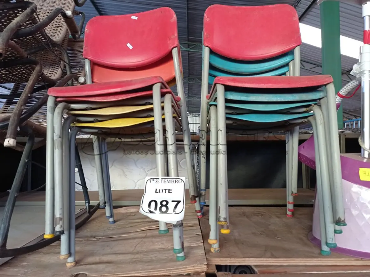 LOTE 087 - 08 CADEIRAS INFANTIS CORES DIVERSAS. (NO ESTADO) ATENÇÃO! FAZER A VISITAÇÃO ANTES DE ARREMATAR, NÃO SABEMOS SE FUNCIONA. LEILÃO NÃO TEM GARANTIA E NEM DEVOLUÇÃO, SUJEITO A POSSÍVEIS AVARIAS VISÍVEIS/OCULTAS E/OU AUSÊNCIA DE COMPONENTES.