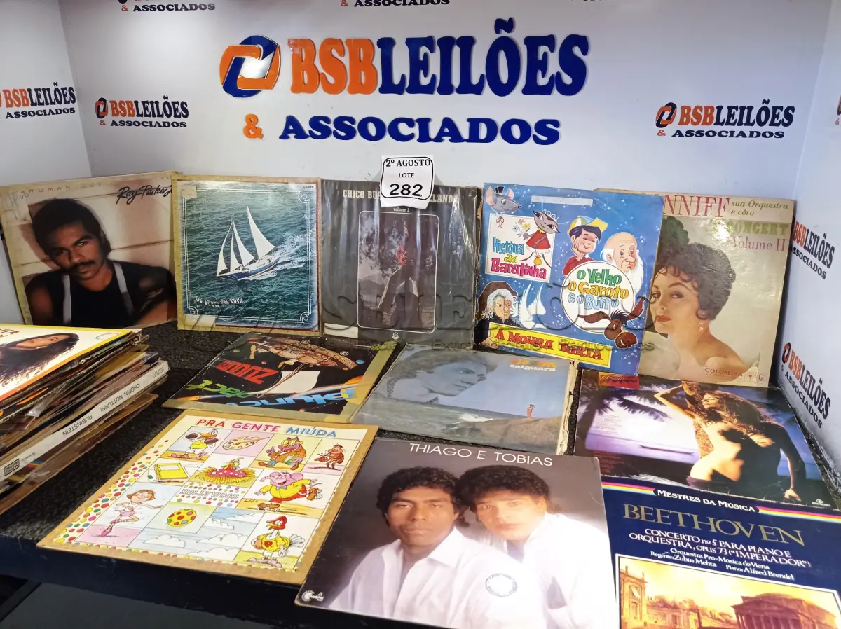 LOTE 282 - 01 LOTE COM APROXIMADAMENTE 40 DISCOS DIVERSOS DE VINIL. (NO ESTADO) ATENÇÃO! FAZER A VISITAÇÃO ANTES DE ARREMATAR, NÃO SABEMOS SE FUNCIONA. LEILÃO NÃO TEM GARANTIA E NEM DEVOLUÇÃO, SUJEITO A POSSÍVEIS AVARIAS VISÍVEIS/OCULTAS E/OU AUSÊNCIA DE COMPONENTES.