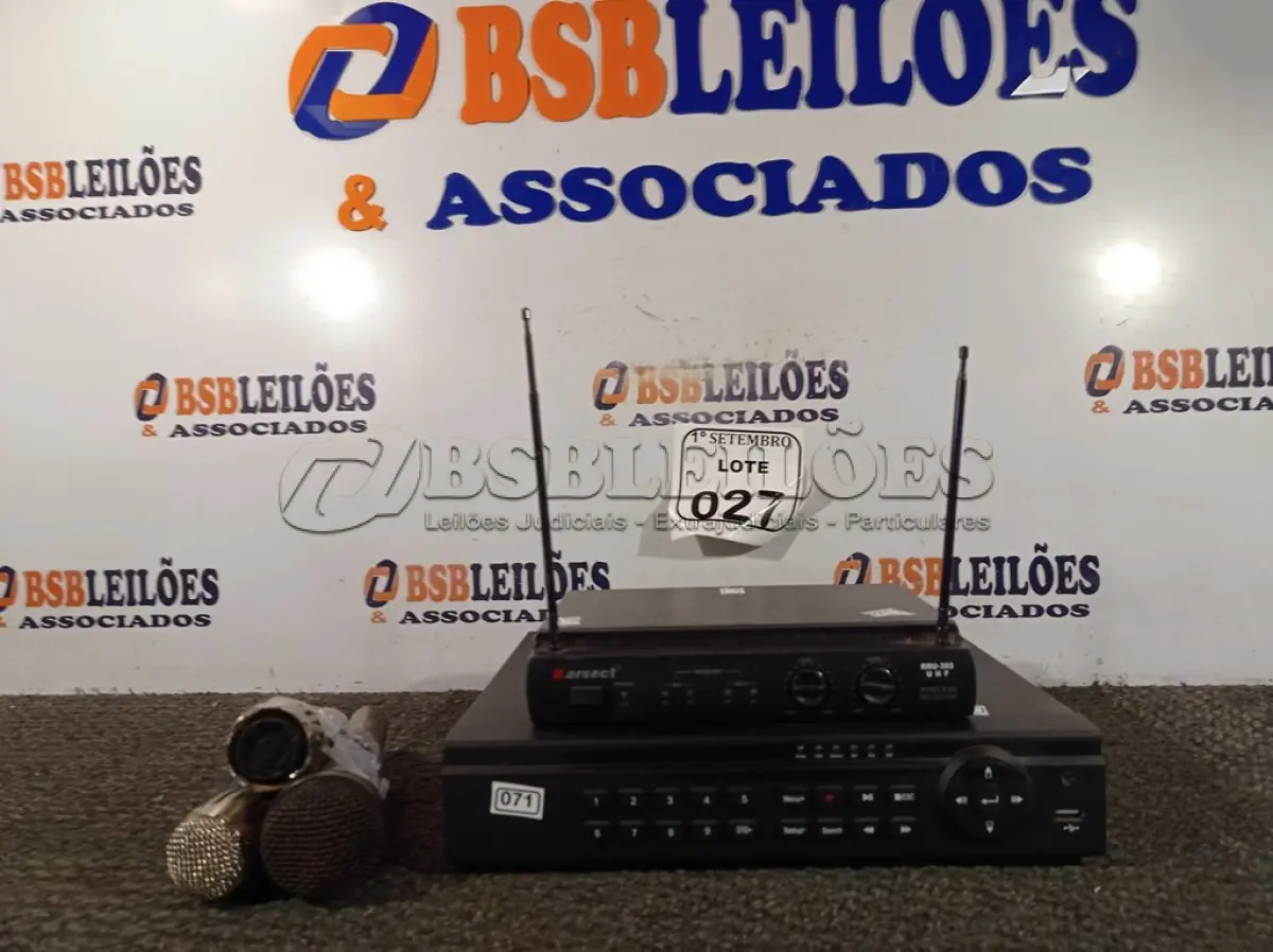 LOTE 027 - 01 DVR 08 CANAIS, 03 MICROFONES MARCAS E MODELOS DIVERSOS E 01 TRANSMISSOR. (NO ESTADO) ATENÇÃO! FAZER A VISITAÇÃO ANTES DE ARREMATAR, NÃO SABEMOS SE FUNCIONA. LEILÃO NÃO TEM GARANTIA E NEM DEVOLUÇÃO, SUJEITO A POSSÍVEIS AVARIAS VISÍVEIS/OCULTAS E/OU AUSÊNCIA DE COMPONENTES.