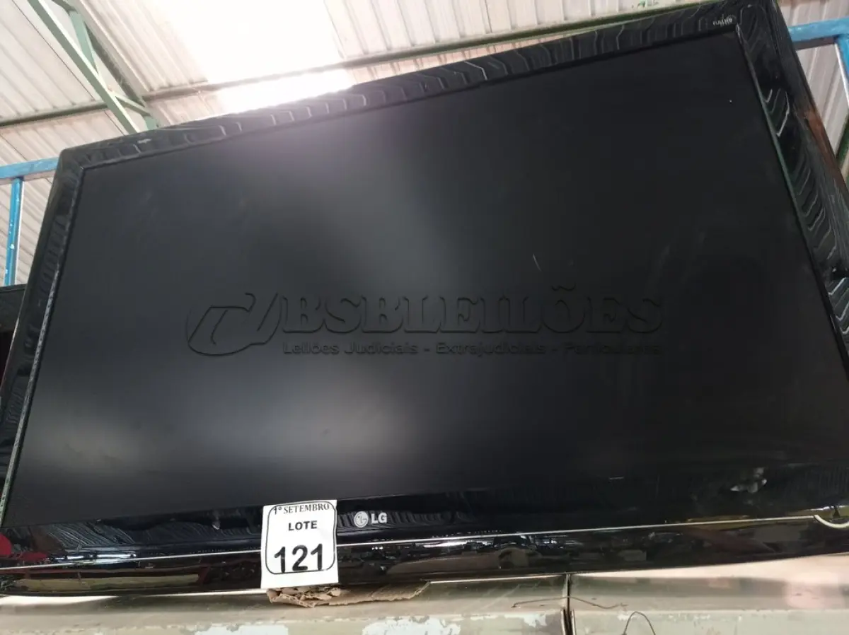 LOTE 121 - 01 TV LG 52” POLEGADAS. (NO ESTADO) ATENÇÃO! FAZER A VISITAÇÃO ANTES DE ARREMATAR, NÃO SABEMOS SE FUNCIONA. LEILÃO NÃO TEM GARANTIA E NEM DEVOLUÇÃO, SUJEITO A POSSÍVEIS AVARIAS VISÍVEIS/OCULTAS E/OU AUSÊNCIA DE COMPONENTES.