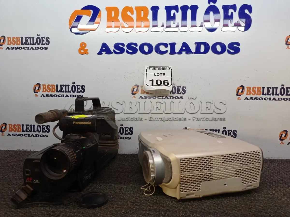 LOTE 106 - 01 FILMADORA MARCA PANASONIC E 01 PROJETOR MULTIMÍDIA MARCA CANON. (NO ESTADO) ATENÇÃO! FAZER A VISITAÇÃO ANTES DE ARREMATAR, NÃO SABEMOS SE FUNCIONA. LEILÃO NÃO TEM GARANTIA E NEM DEVOLUÇÃO, SUJEITO A POSSÍVEIS AVARIAS VISÍVEIS/OCULTAS E/OU AUSÊNCIA DE COMPONENTES.