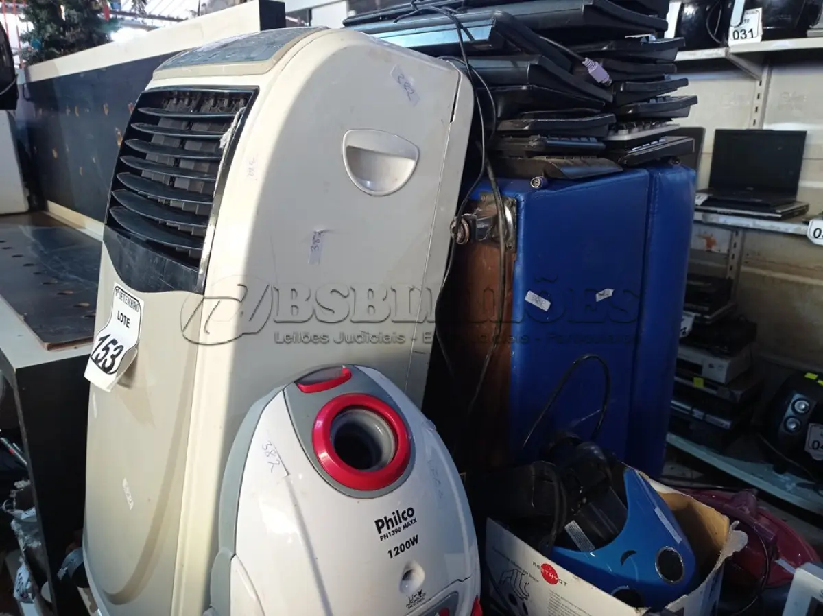 LOTE 153 - 01 CLIMATIZADOR DE AR, 01 PUFF, 01 ASPIRADOR DE PÓ, 01 SECADOR DE CABELO, 01 ASPIRADOR DE PÓ ROBÔ E DIVERSOS TECLADOS. (NO ESTADO) ATENÇÃO! FAZER A VISITAÇÃO ANTES DE ARREMATAR, NÃO SABEMOS SE FUNCIONA. LEILÃO NÃO TEM GARANTIA E NEM DEVOLUÇÃO, SUJEITO A POSSÍVEIS AVARIAS VISÍVEIS/OCULTAS E/OU AUSÊNCIA DE COMPONENTES.