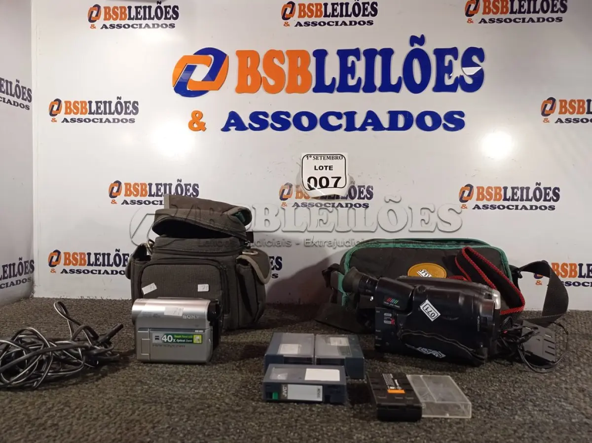 LOTE 007 - 02 FILMADORAS SENDO 01 JVC E OUTRA SONY, COM AVARIAS. (NO ESTADO) ATENÇÃO! FAZER A VISITAÇÃO ANTES DE ARREMATAR, NÃO SABEMOS SE FUNCIONA. LEILÃO NÃO TEM GARANTIA E NEM DEVOLUÇÃO, SUJEITO A POSSÍVEIS AVARIAS VISÍVEIS/OCULTAS E/OU AUSÊNCIA DE COMPONENTES.