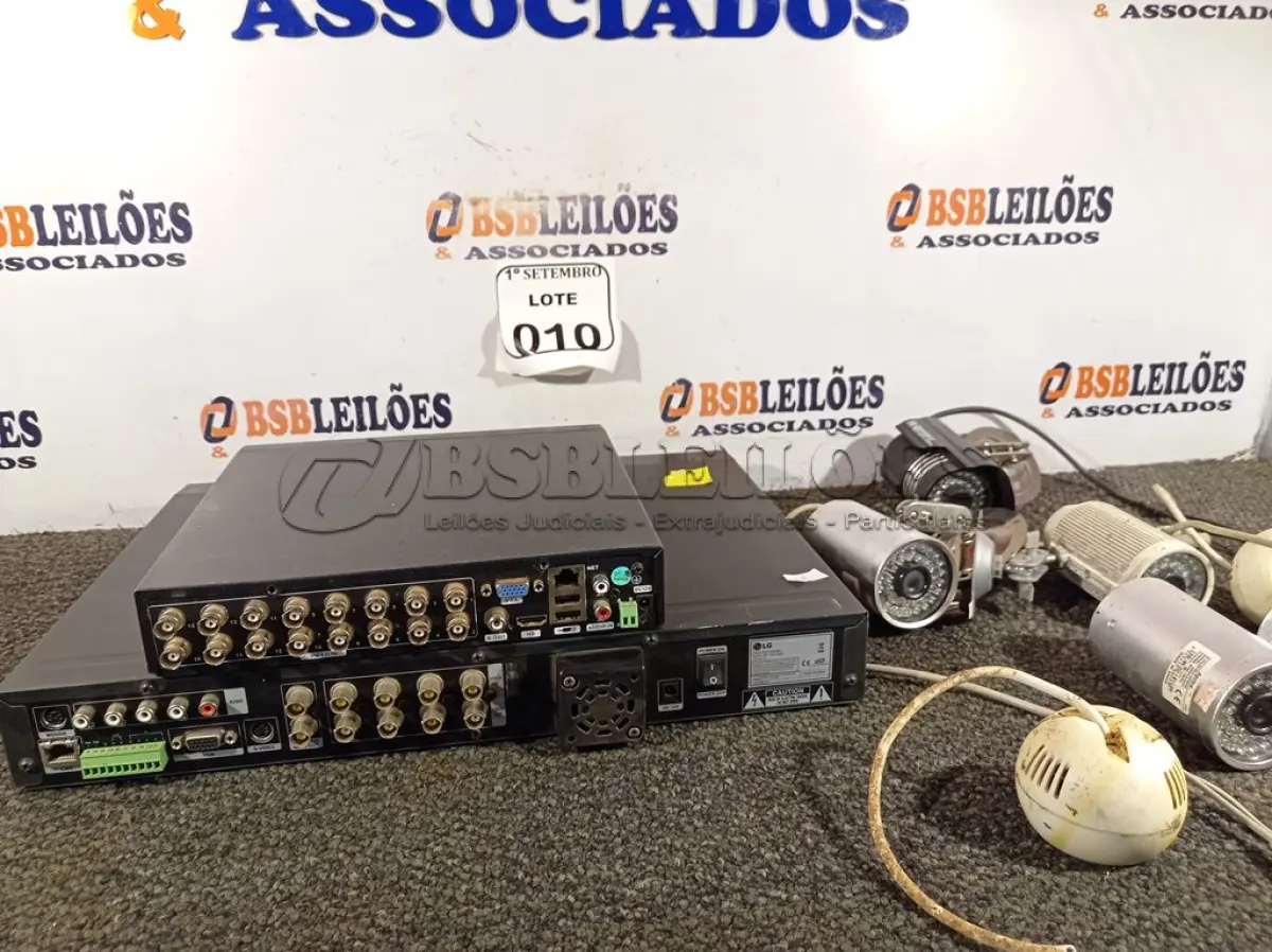 LOTE 010 - 02 DVRS E 06 CÂMERAS DE SEGURANÇA DIVERSAS. (NO ESTADO) ATENÇÃO! FAZER A VISITAÇÃO ANTES DE ARREMATAR, NÃO SABEMOS SE FUNCIONA. LEILÃO NÃO TEM GARANTIA E NEM DEVOLUÇÃO, SUJEITO A POSSÍVEIS AVARIAS VISÍVEIS/OCULTAS E/OU AUSÊNCIA DE COMPONENTES.