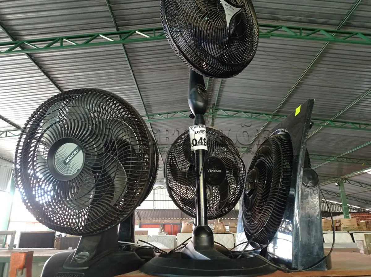 LOTE 049 - 05 VENTILADORES MARCAS E MODELOS DIVERSOS. (NO ESTADO) ATENÇÃO! FAZER A VISITAÇÃO ANTES DE ARREMATAR, NÃO SABEMOS SE FUNCIONA. LEILÃO NÃO TEM GARANTIA E NEM DEVOLUÇÃO, SUJEITO A POSSÍVEIS AVARIAS VISÍVEIS/OCULTAS E/OU AUSÊNCIA DE COMPONENTES.