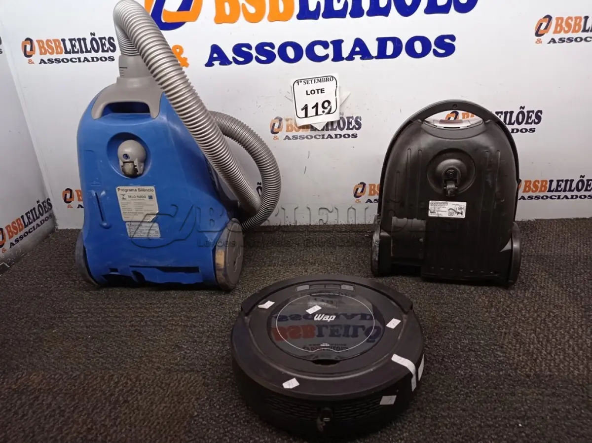 LOTE 119 - 02 ASPIRADORES DE PÓ MARCAS E MODELOS DIVERSOS E 01 ASPIRADOR ROBÔ. (NO ESTADO) ATENÇÃO! FAZER A VISITAÇÃO ANTES DE ARREMATAR, NÃO SABEMOS SE FUNCIONA. LEILÃO NÃO TEM GARANTIA E NEM DEVOLUÇÃO, SUJEITO A POSSÍVEIS AVARIAS VISÍVEIS/OCULTAS E/OU AUSÊNCIA DE COMPONENTES.