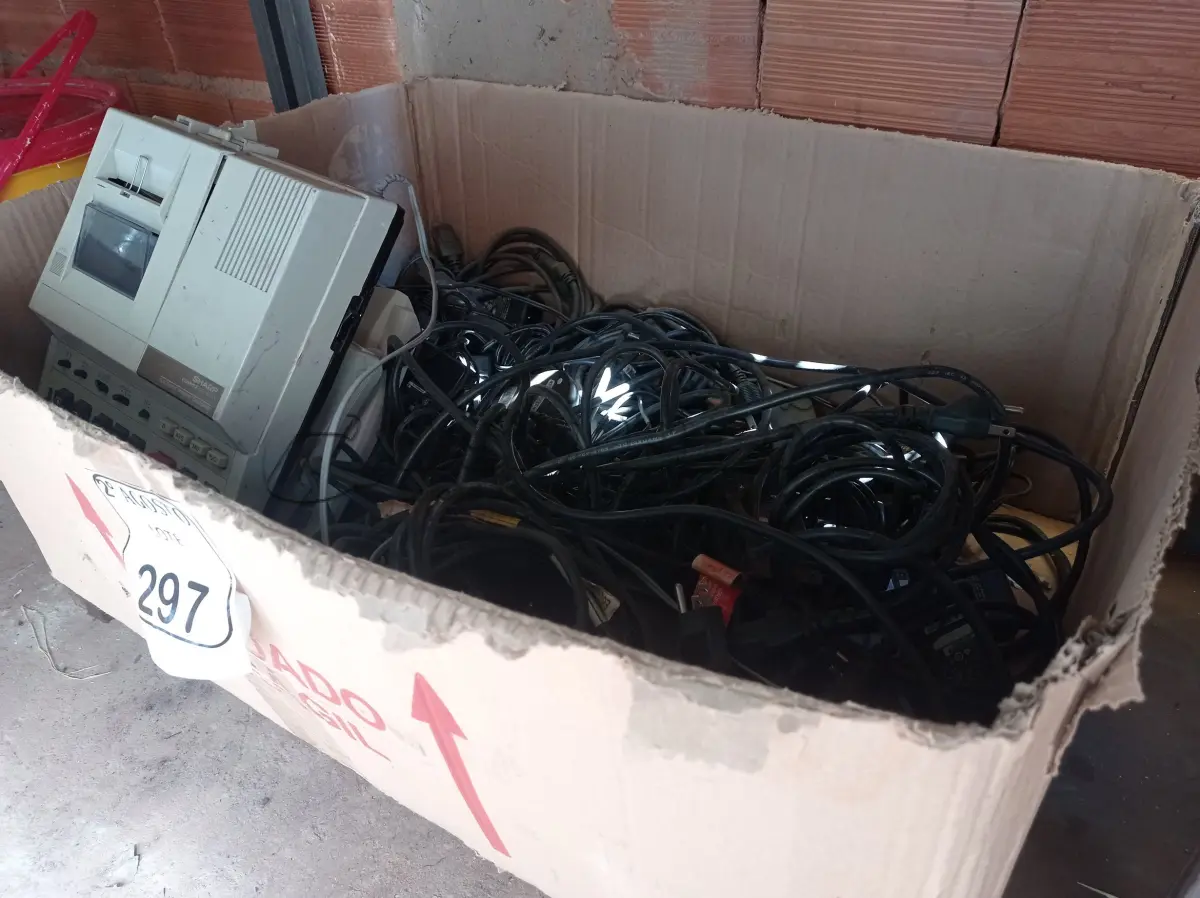 LOTE 297 - 01 LOTE COM VÁRIOS CABOS DE FORÇA PARA PC E 03 CALCULADORAS. (NO ESTADO) ATENÇÃO! FAZER A VISITAÇÃO ANTES DE ARREMATAR, NÃO SABEMOS SE FUNCIONA. LEILÃO NÃO TEM GARANTIA E NEM DEVOLUÇÃO, SUJEITO A POSSÍVEIS AVARIAS VISÍVEIS/OCULTAS E/OU AUSÊNCIA DE COMPONENTES.