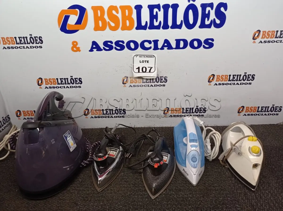 LOTE 107 - 01 FERRO A VAPOR MARCA PHILIPS, 04 FERROS DE PASSAR ROUPA. (NO ESTADO) ATENÇÃO! FAZER A VISITAÇÃO ANTES DE ARREMATAR, NÃO SABEMOS SE FUNCIONA. LEILÃO NÃO TEM GARANTIA E NEM DEVOLUÇÃO, SUJEITO A POSSÍVEIS AVARIAS VISÍVEIS/OCULTAS E/OU AUSÊNCIA DE COMPONENTES.