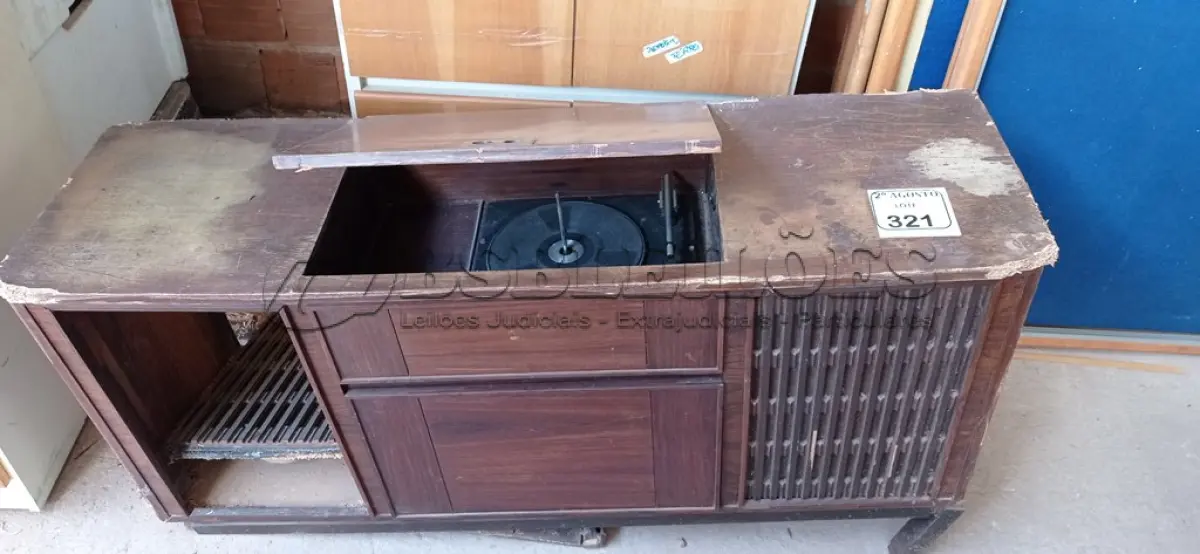 LOTE 321 - 01 TOCA DISCOS ANTIGA PARA RETIRADA DE PEÇAS. (NO ESTADO) ATENÇÃO! FAZER A VISITAÇÃO ANTES DE ARREMATAR, NÃO SABEMOS SE FUNCIONA. LEILÃO NÃO TEM GARANTIA E NEM DEVOLUÇÃO, SUJEITO A POSSÍVEIS AVARIAS VISÍVEIS/OCULTAS E/OU AUSÊNCIA DE COMPONENTES.