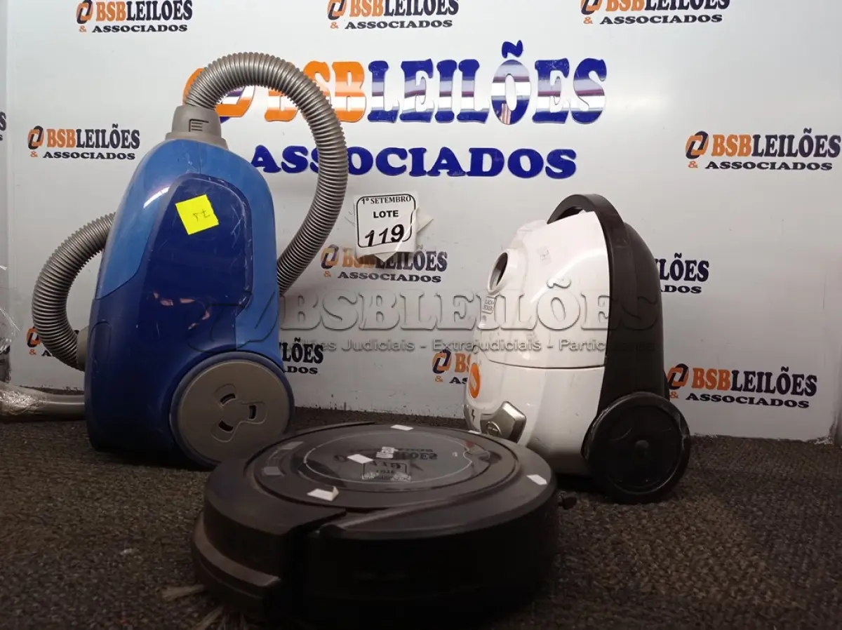 LOTE 119 - 02 ASPIRADORES DE PÓ MARCAS E MODELOS DIVERSOS E 01 ASPIRADOR ROBÔ. (NO ESTADO) ATENÇÃO! FAZER A VISITAÇÃO ANTES DE ARREMATAR, NÃO SABEMOS SE FUNCIONA. LEILÃO NÃO TEM GARANTIA E NEM DEVOLUÇÃO, SUJEITO A POSSÍVEIS AVARIAS VISÍVEIS/OCULTAS E/OU AUSÊNCIA DE COMPONENTES.