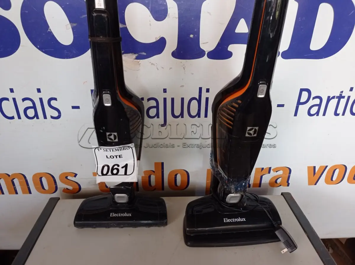 LOTE 061 - 02 ASPIRADORES DE PÓ PORTÁTIL 220V MARCA ELECTROLUX. (NO ESTADO) ATENÇÃO! FAZER A VISITAÇÃO ANTES DE ARREMATAR, NÃO SABEMOS SE FUNCIONA. LEILÃO NÃO TEM GARANTIA E NEM DEVOLUÇÃO, SUJEITO A POSSÍVEIS AVARIAS VISÍVEIS/OCULTAS E/OU AUSÊNCIA DE COMPONENTES.