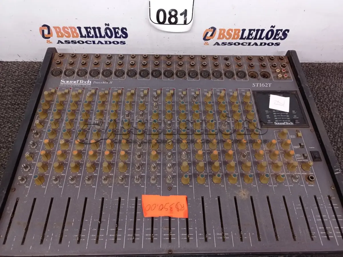 LOTE 081 - 01 MESA DE SOM MARCA SOUNDTECH 16 CANAIS MODELO STI62T. (NO ESTADO) ATENÇÃO! FAZER A VISITAÇÃO ANTES DE ARREMATAR, NÃO SABEMOS SE FUNCIONA. LEILÃO NÃO TEM GARANTIA E NEM DEVOLUÇÃO, SUJEITO A POSSÍVEIS AVARIAS VISÍVEIS/OCULTAS E/OU AUSÊNCIA DE COMPONENTES.