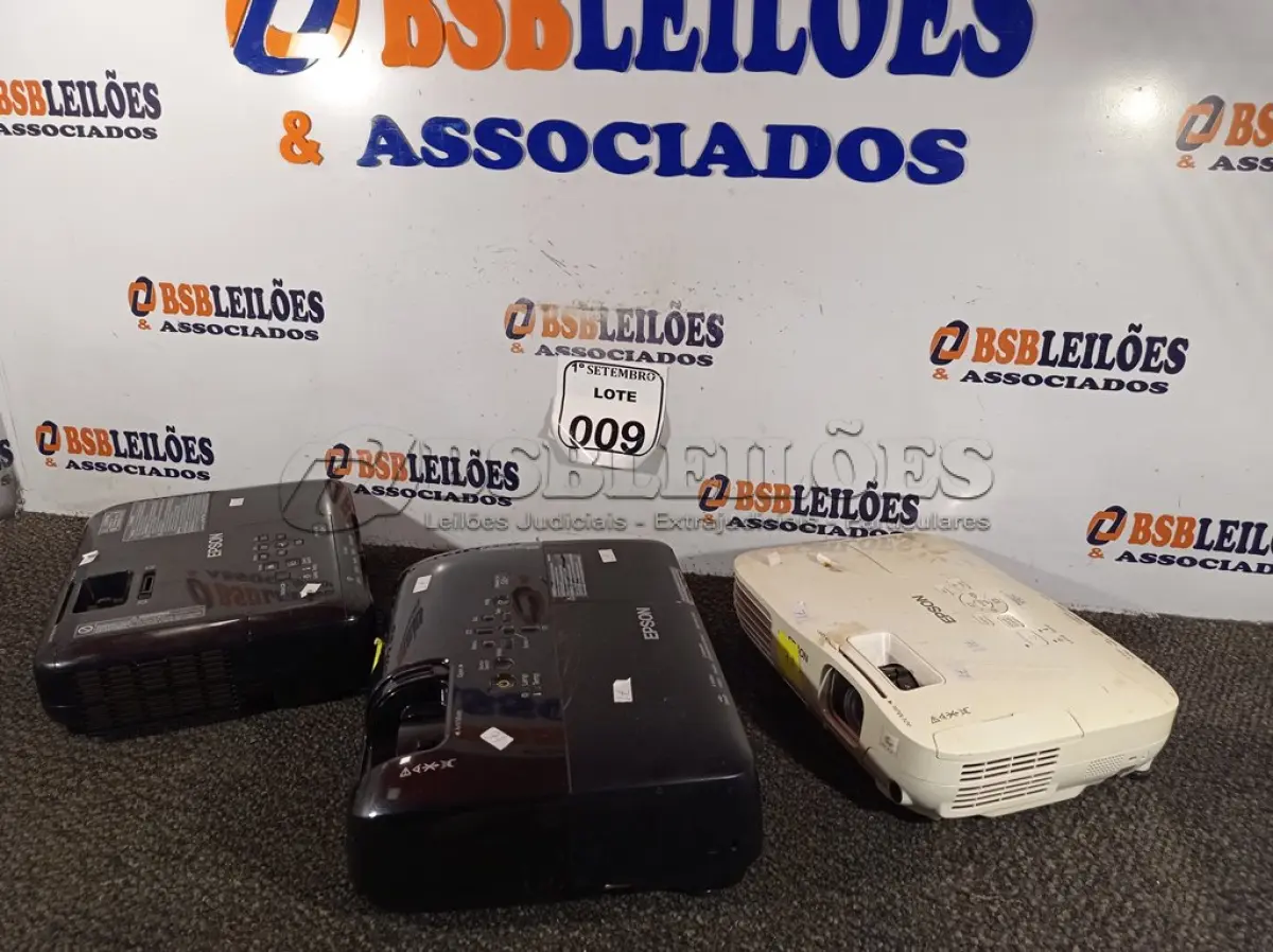 LOTE 009 - 03 PROJETORES MULTIMÍDIA DE MARCAS E MODELOS DIVERSOS. (NO ESTADO) ATENÇÃO! FAZER A VISITAÇÃO ANTES DE ARREMATAR, NÃO SABEMOS SE FUNCIONA. LEILÃO NÃO TEM GARANTIA E NEM DEVOLUÇÃO, SUJEITO A POSSÍVEIS AVARIAS VISÍVEIS/OCULTAS E/OU AUSÊNCIA DE COMPONENTES.
