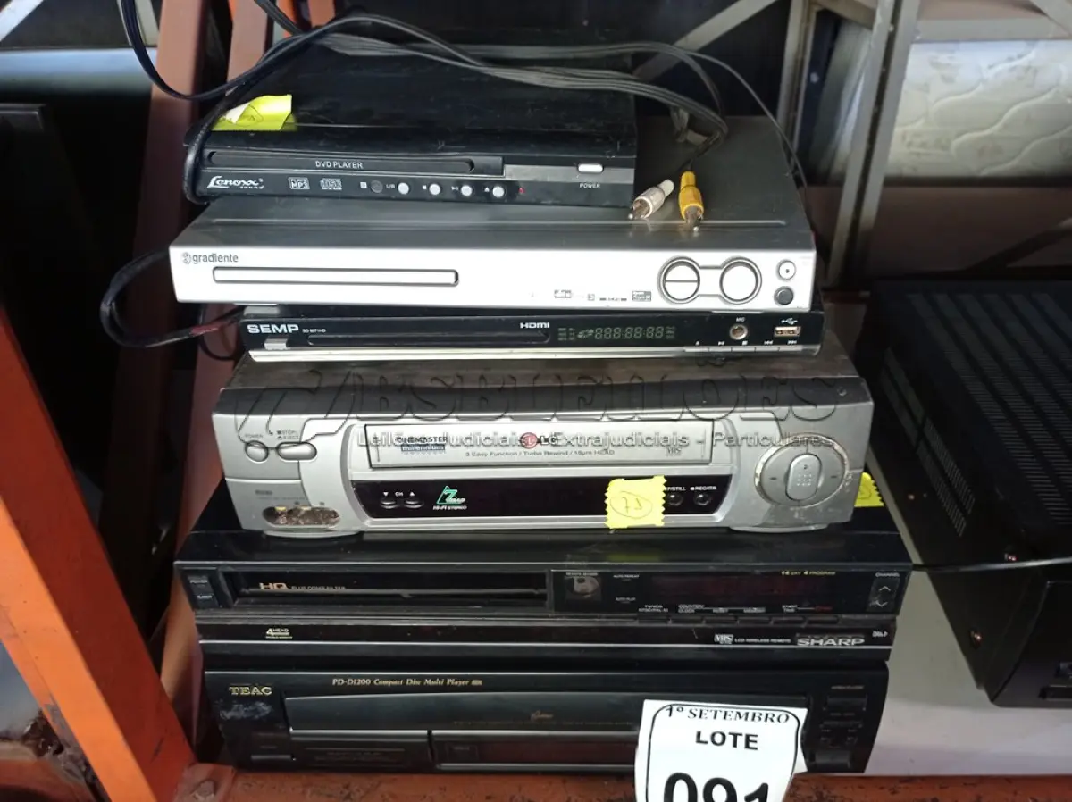 LOTE 091 - 02 VIDEOCASSETES, 01 TOCA CDS MARCA TEAC E VÁRIOS APARELHOS DVDS MARCAS E MODELOS DIVERSOS. (NO ESTADO) ATENÇÃO! FAZER A VISITAÇÃO ANTES DE ARREMATAR, NÃO SABEMOS SE FUNCIONA. LEILÃO NÃO TEM GARANTIA E NEM DEVOLUÇÃO, SUJEITO A POSSÍVEIS AVARIAS VISÍVEIS/OCULTAS E/OU AUSÊNCIA DE COMPONENTES.