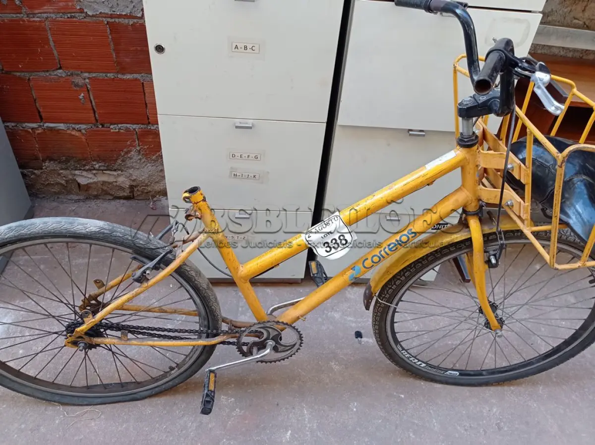 LOTE 338 - 01 BICICLETA ARO 26 CARGUEIRA NA COR AMARELA.  (NO ESTADO) ATENÇÃO! FAZER A VISITAÇÃO ANTES DE ARREMATAR, NÃO SABEMOS SE FUNCIONA. LEILÃO NÃO TEM GARANTIA E NEM DEVOLUÇÃO, SUJEITO A POSSÍVEIS AVARIAS VISÍVEIS/OCULTAS E/OU AUSÊNCIA DE COMPONENTES.