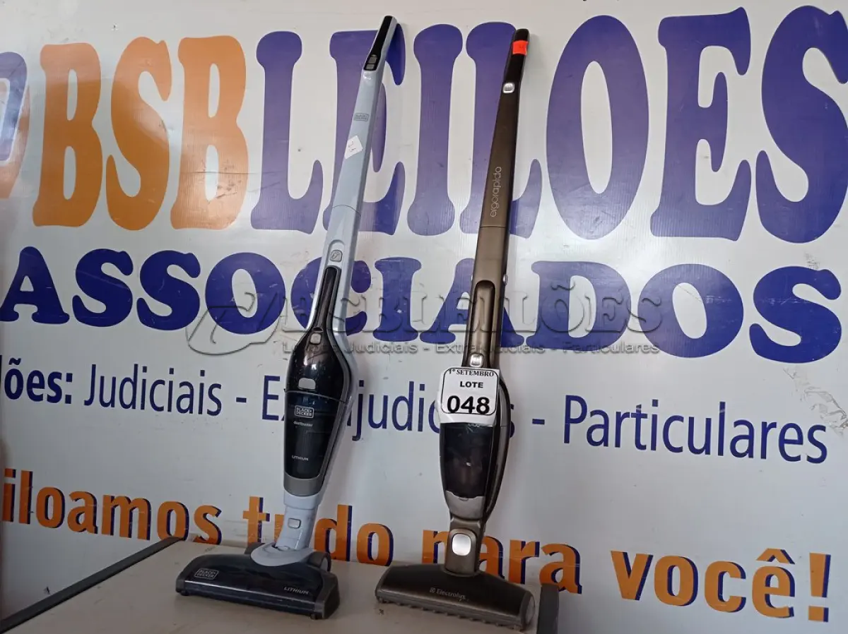 LOTE 048 - 02 ASPIRADORES DE PÓ PORTÁTIL 220V MARCAS ELECTROLUX E LITHIUM. (NO ESTADO) ATENÇÃO! FAZER A VISITAÇÃO ANTES DE ARREMATAR, NÃO SABEMOS SE FUNCIONA. LEILÃO NÃO TEM GARANTIA E NEM DEVOLUÇÃO, SUJEITO A POSSÍVEIS AVARIAS VISÍVEIS/OCULTAS E/OU AUSÊNCIA DE COMPONENTES.