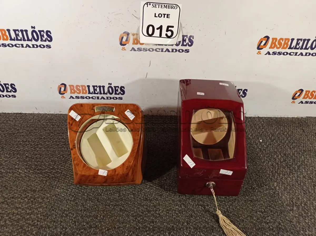LOTE 015 - 02 ÓCULOS DE REALIDADE VIRTUAL MARCAS E MODELOS DIVERSOS, 01 RELÓGIO SPEEDO E 02 PORTA RELÓGIOS MARCAS E MODELOS DIVERSOS. (NO ESTADO) ATENÇÃO! FAZER A VISITAÇÃO ANTES DE ARREMATAR, NÃO SABEMOS SE FUNCIONA. LEILÃO NÃO TEM GARANTIA E NEM DEVOLUÇÃO, SUJEITO A POSSÍVEIS AVARIAS VISÍVEIS/OCULTAS E/OU AUSÊNCIA DE COMPONENTES.