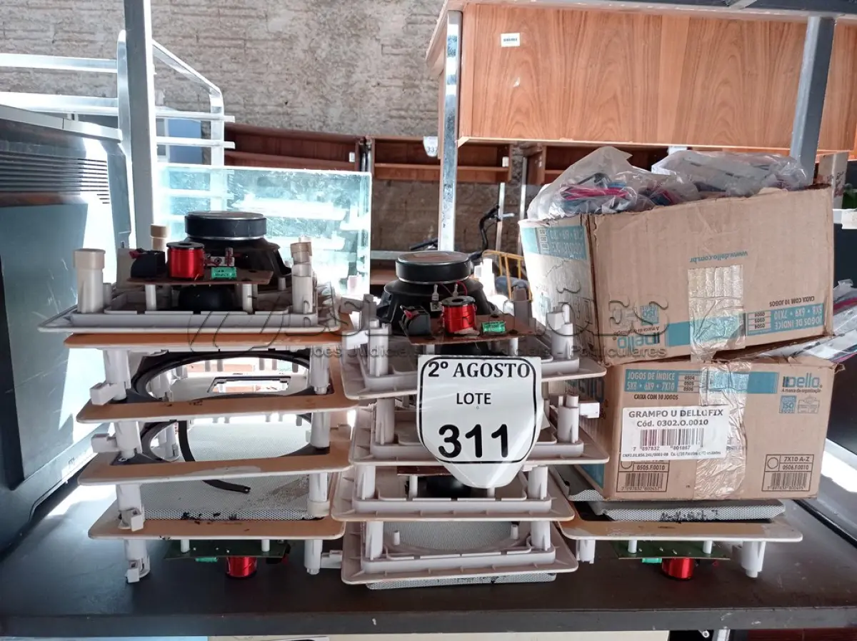 LOTE 311 - 01 LOTE COM VÁRIOS REATORES PARA LÂMPADAS FLUORESCENTES, 03 ALTO FALANTES E MATERIAIS DIVERSOS. (NO ESTADO) ATENÇÃO! FAZER A VISITAÇÃO ANTES DE ARREMATAR, NÃO SABEMOS SE FUNCIONA. LEILÃO NÃO TEM GARANTIA E NEM DEVOLUÇÃO, SUJEITO A POSSÍVEIS AVARIAS VISÍVEIS/OCULTAS E/OU AUSÊNCIA DE COMPONENTES.