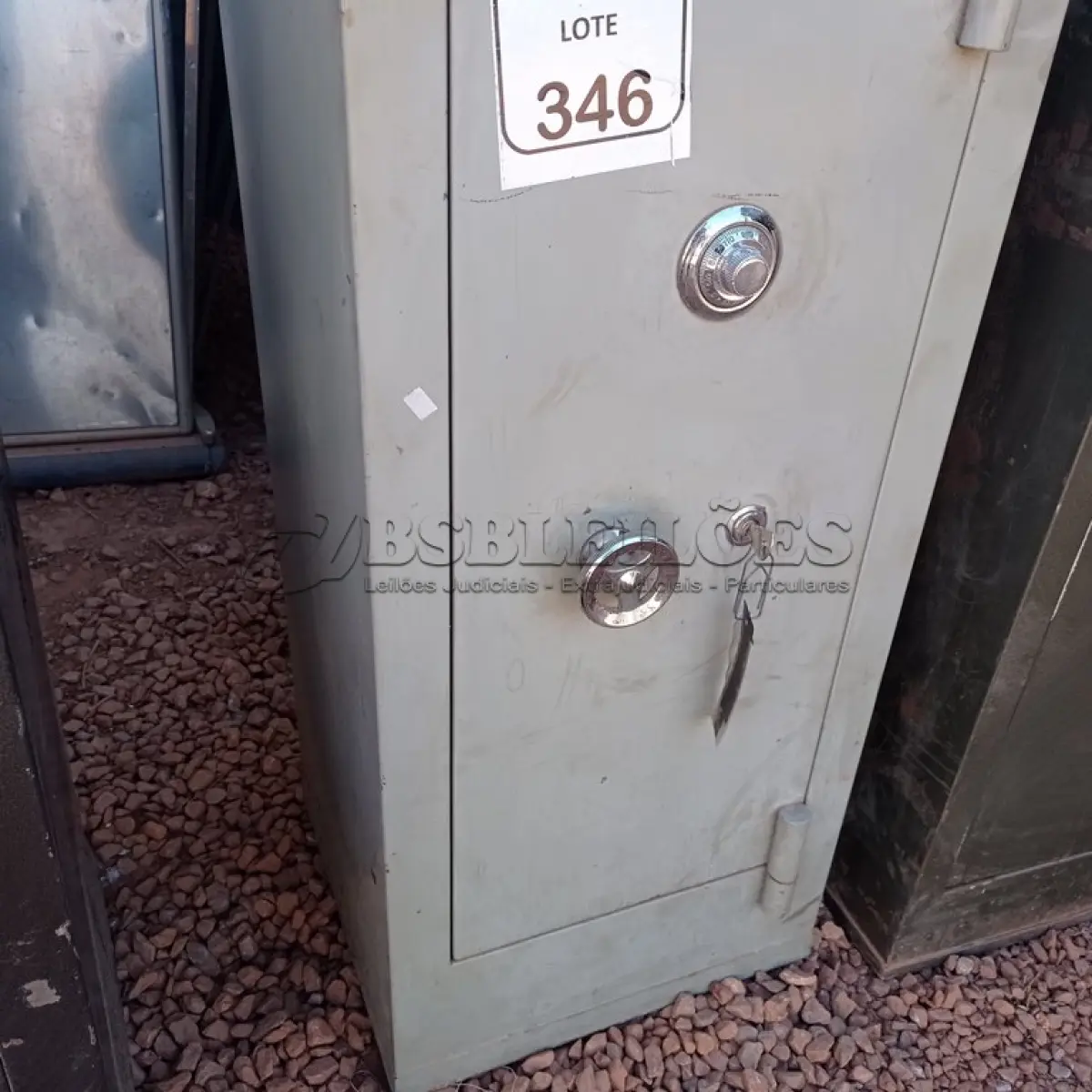 LOTE 346 - 01 COFRE EM AÇO COM CHAVE. (NO ESTADO) ATENÇÃO! FAZER A VISITAÇÃO ANTES DE ARREMATAR, NÃO SABEMOS SE FUNCIONA. LEILÃO NÃO TEM GARANTIA E NEM DEVOLUÇÃO, SUJEITO A POSSÍVEIS AVARIAS VISÍVEIS/OCULTAS E/OU AUSÊNCIA DE COMPONENTES.