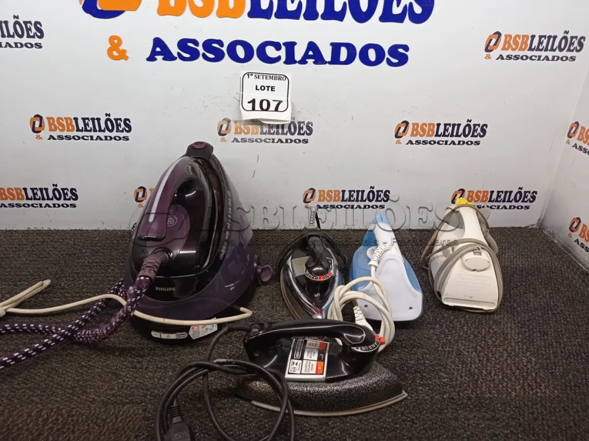 LOTE 107 - 01 FERRO A VAPOR MARCA PHILIPS, 04 FERROS DE PASSAR ROUPA. (NO ESTADO) ATENÇÃO! FAZER A VISITAÇÃO ANTES DE ARREMATAR, NÃO SABEMOS SE FUNCIONA. LEILÃO NÃO TEM GARANTIA E NEM DEVOLUÇÃO, SUJEITO A POSSÍVEIS AVARIAS VISÍVEIS/OCULTAS E/OU AUSÊNCIA DE COMPONENTES.