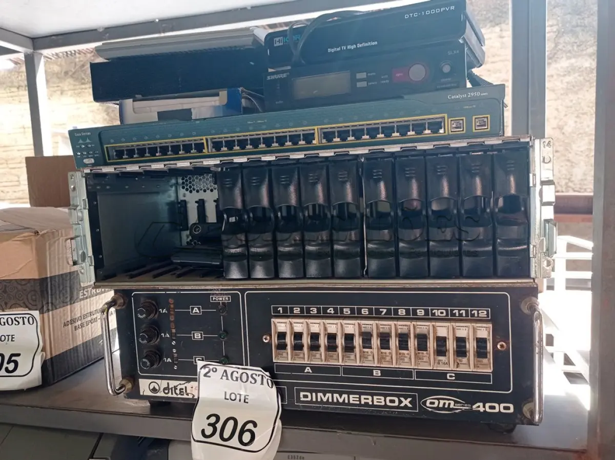 LOTE 306 - 01 LOTE COM UM SERVIDOR E VÁRIOS ELETRÔNICOS PARA A RETIRADA DE PEÇAS. (NO ESTADO) ATENÇÃO! FAZER A VISITAÇÃO ANTES DE ARREMATAR, NÃO SABEMOS SE FUNCIONA. LEILÃO NÃO TEM GARANTIA E NEM DEVOLUÇÃO, SUJEITO A POSSÍVEIS AVARIAS VISÍVEIS/OCULTAS E/OU AUSÊNCIA DE COMPONENTES.