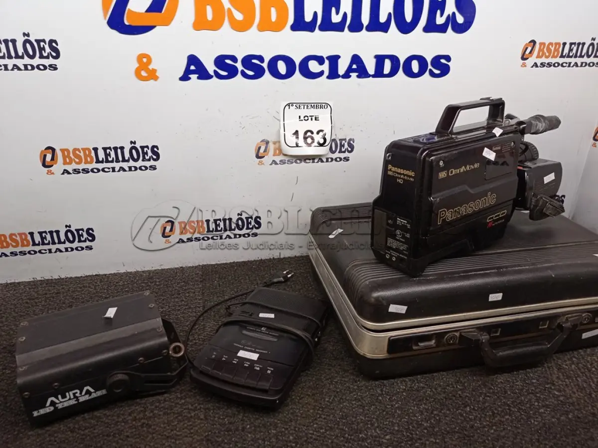 LOTE 163 - 01 FILMADORA VHS PANASONIC COM MALETA, 01 TOCA FITAS E 01 LUMINÁRIA DE LED. (NO ESTADO) ATENÇÃO! FAZER A VISITAÇÃO ANTES DE ARREMATAR, NÃO SABEMOS SE FUNCIONA. LEILÃO NÃO TEM GARANTIA E NEM DEVOLUÇÃO, SUJEITO A POSSÍVEIS AVARIAS VISÍVEIS/OCULTAS E/OU AUSÊNCIA DE COMPONENTES.