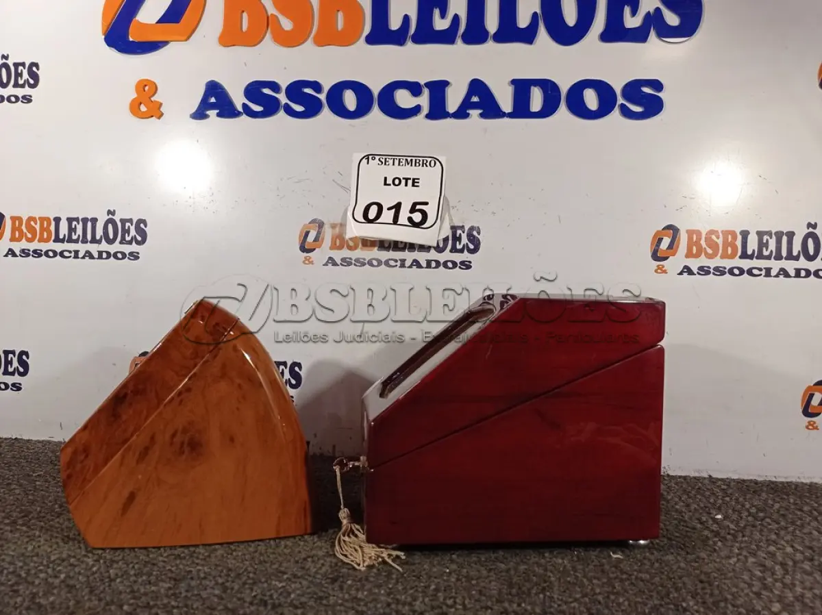 LOTE 015 - 02 ÓCULOS DE REALIDADE VIRTUAL MARCAS E MODELOS DIVERSOS, 01 RELÓGIO SPEEDO E 02 PORTA RELÓGIOS MARCAS E MODELOS DIVERSOS. (NO ESTADO) ATENÇÃO! FAZER A VISITAÇÃO ANTES DE ARREMATAR, NÃO SABEMOS SE FUNCIONA. LEILÃO NÃO TEM GARANTIA E NEM DEVOLUÇÃO, SUJEITO A POSSÍVEIS AVARIAS VISÍVEIS/OCULTAS E/OU AUSÊNCIA DE COMPONENTES.