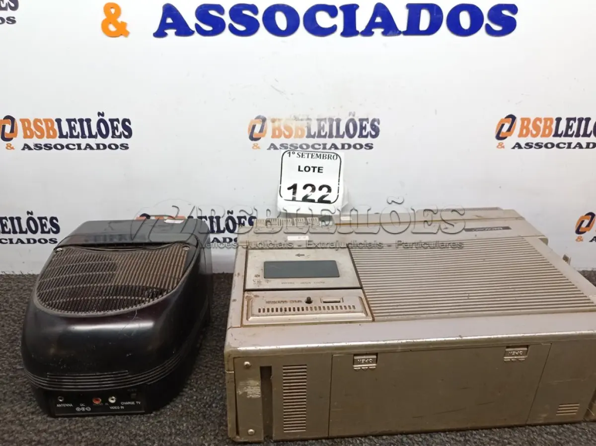 LOTE 122 - 01 TV/RÁDIO PRECISION E 01 TV/RÁDIO/CASSETE BAKOSONIC. (NO ESTADO) ATENÇÃO! FAZER A VISITAÇÃO ANTES DE ARREMATAR, NÃO SABEMOS SE FUNCIONA. LEILÃO NÃO TEM GARANTIA E NEM DEVOLUÇÃO, SUJEITO A POSSÍVEIS AVARIAS VISÍVEIS/OCULTAS E/OU AUSÊNCIA DE COMPONENTES.
