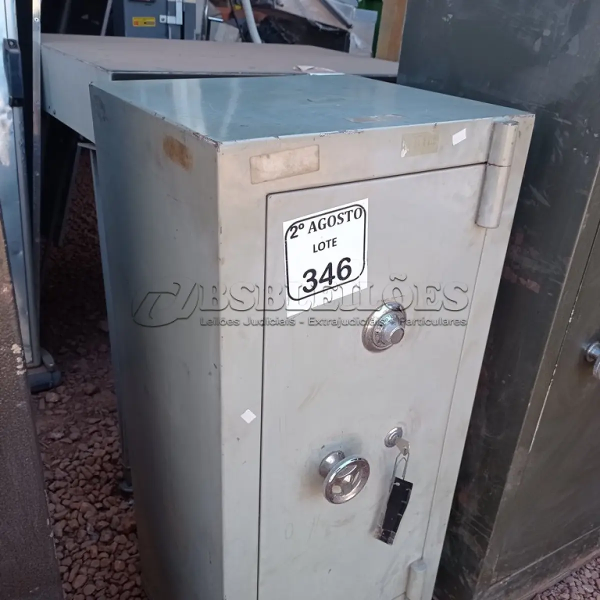 LOTE 346 - 01 COFRE EM AÇO COM CHAVE. (NO ESTADO) ATENÇÃO! FAZER A VISITAÇÃO ANTES DE ARREMATAR, NÃO SABEMOS SE FUNCIONA. LEILÃO NÃO TEM GARANTIA E NEM DEVOLUÇÃO, SUJEITO A POSSÍVEIS AVARIAS VISÍVEIS/OCULTAS E/OU AUSÊNCIA DE COMPONENTES.