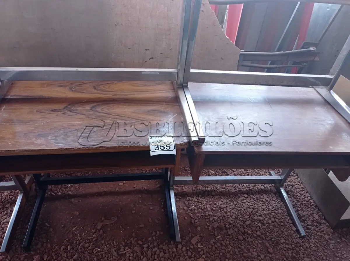 LOTE 355 - 04 MESAS EM MADEIRA COM PÉS CROMADOS. (NO ESTADO) ATENÇÃO! FAZER A VISITAÇÃO ANTES DE ARREMATAR, NÃO SABEMOS SE FUNCIONA. LEILÃO NÃO TEM GARANTIA E NEM DEVOLUÇÃO, SUJEITO A POSSÍVEIS AVARIAS VISÍVEIS/OCULTAS E/OU AUSÊNCIA DE COMPONENTES.