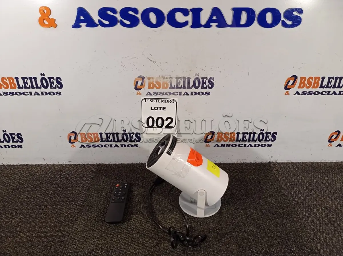 LOTE 002 - 01 MINI PROJETOR PORTÁTIL COM WI-FI 220V. (NO ESTADO) ATENÇÃO! FAZER A VISITAÇÃO ANTES DE ARREMATAR, NÃO SABEMOS SE FUNCIONA. LEILÃO NÃO TEM GARANTIA E NEM DEVOLUÇÃO, SUJEITO A POSSÍVEIS AVARIAS VISÍVEIS/OCULTAS E/OU AUSÊNCIA DE COMPONENTES.