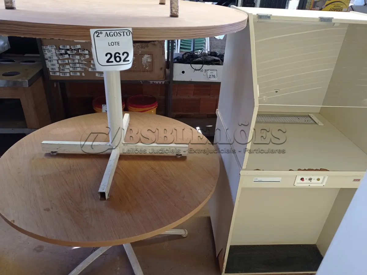 LOTE 262 - 01 MESA ASSÉPTICA E 02 MESAS REDONDAS COM BASE DE FERRO. (NO ESTADO) ATENÇÃO! FAZER A VISITAÇÃO ANTES DE ARREMATAR, NÃO SABEMOS SE FUNCIONA. LEILÃO NÃO TEM GARANTIA E NEM DEVOLUÇÃO, SUJEITO A POSSÍVEIS AVARIAS VISÍVEIS/OCULTAS E/OU AUSÊNCIA DE COMPONENTES.