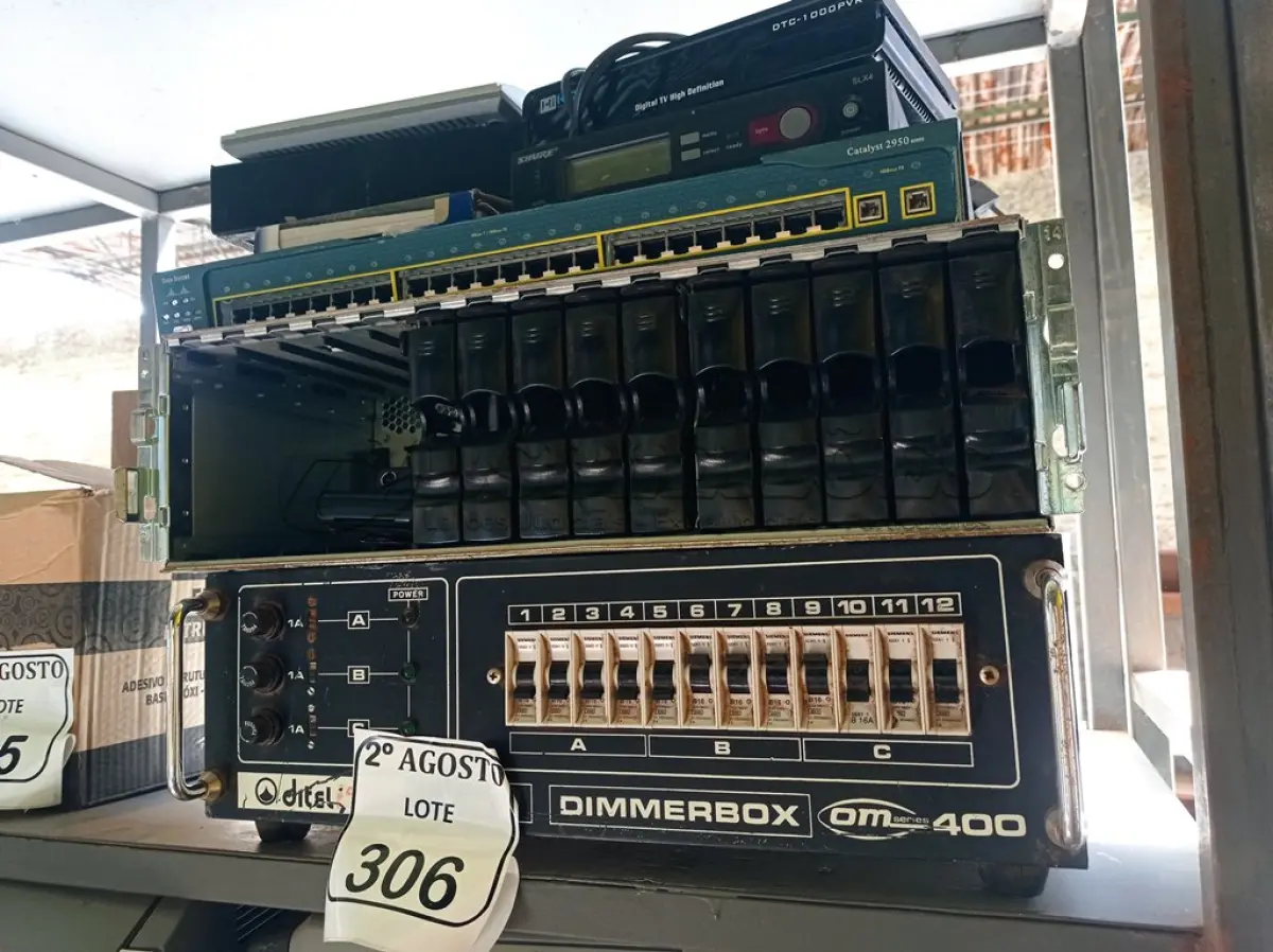 LOTE 306 - 01 LOTE COM UM SERVIDOR E VÁRIOS ELETRÔNICOS PARA A RETIRADA DE PEÇAS. (NO ESTADO) ATENÇÃO! FAZER A VISITAÇÃO ANTES DE ARREMATAR, NÃO SABEMOS SE FUNCIONA. LEILÃO NÃO TEM GARANTIA E NEM DEVOLUÇÃO, SUJEITO A POSSÍVEIS AVARIAS VISÍVEIS/OCULTAS E/OU AUSÊNCIA DE COMPONENTES.