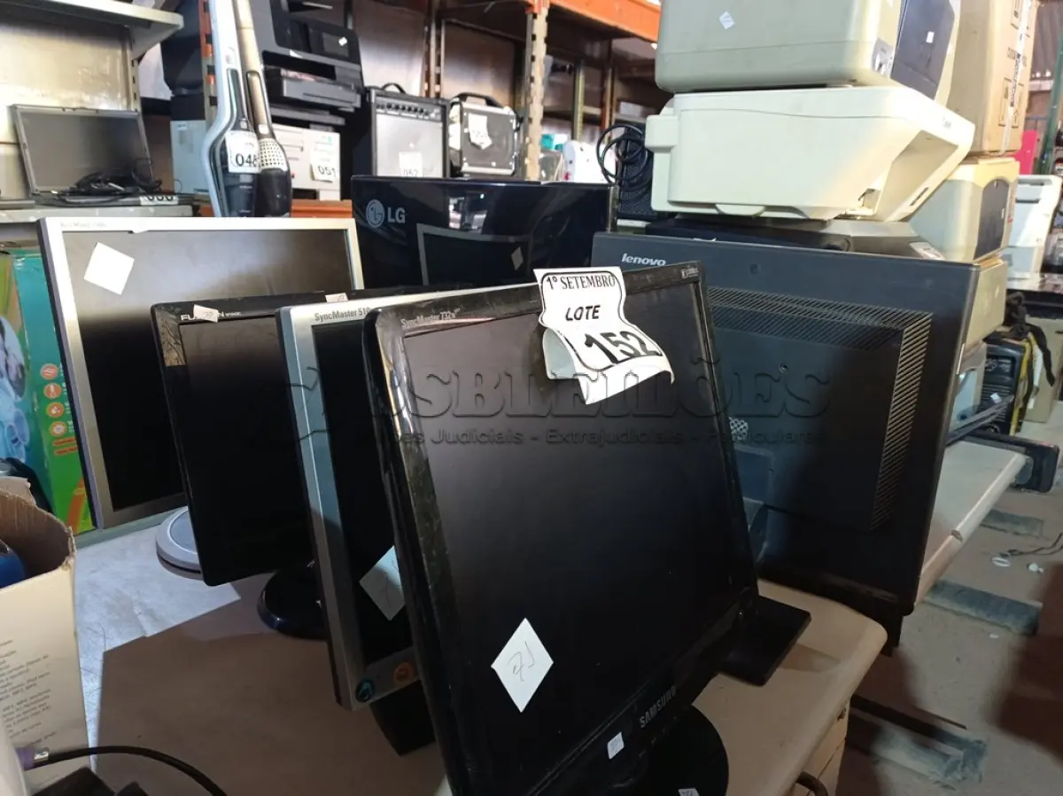 LOTE 152 - 06 MONITORES LCD MARCAS E MODELOS DIVERSOS PARA A RETIRADA DE PEÇAS. (NO ESTADO) ATENÇÃO! FAZER A VISITAÇÃO ANTES DE ARREMATAR, NÃO SABEMOS SE FUNCIONA. LEILÃO NÃO TEM GARANTIA E NEM DEVOLUÇÃO, SUJEITO A POSSÍVEIS AVARIAS VISÍVEIS/OCULTAS E/OU AUSÊNCIA DE COMPONENTES.