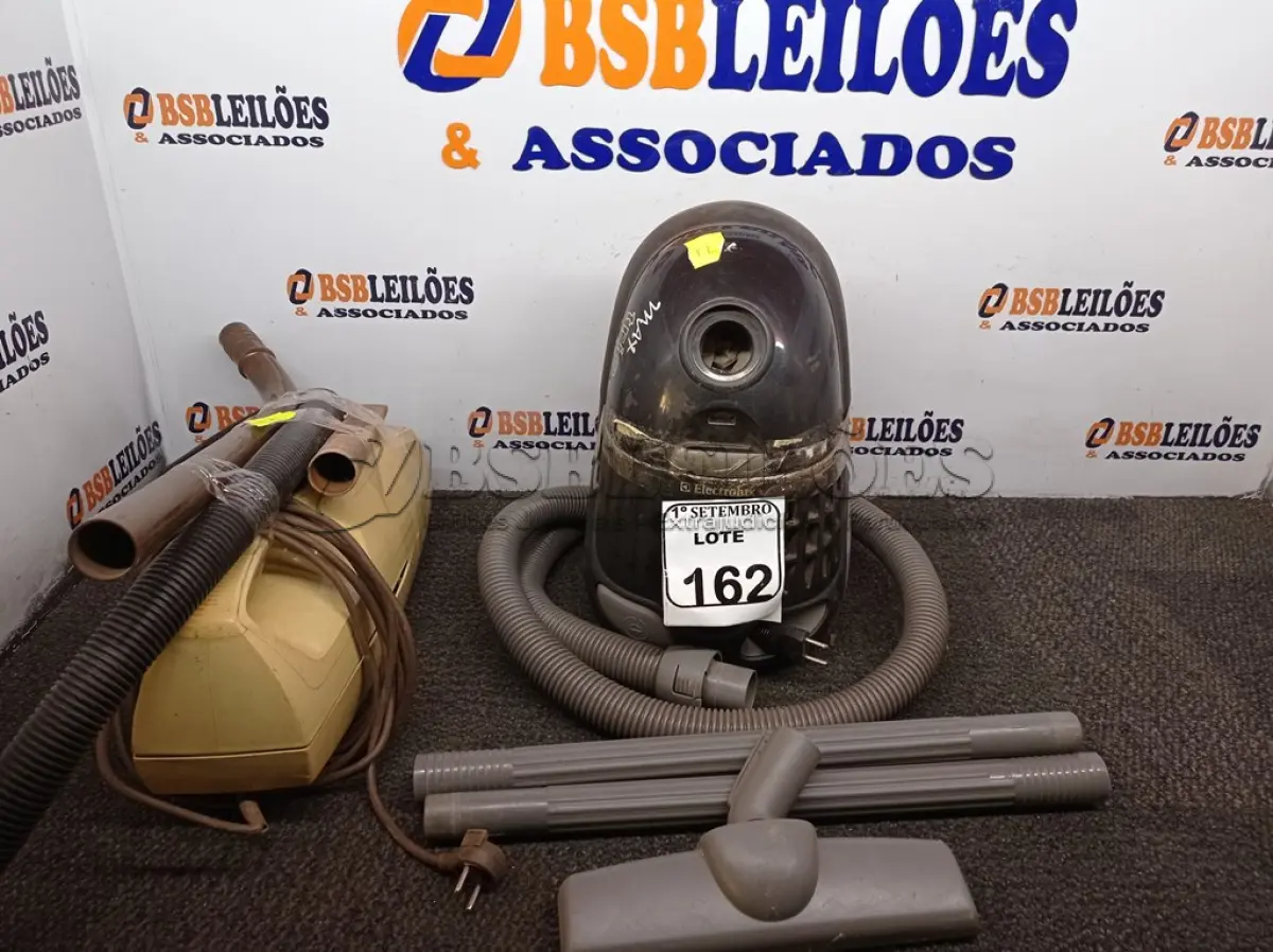 LOTE 162 - 02 ASPIRADORES DE PÓ MARCAS E MODELOS DIVERSOS. (NO ESTADO) ATENÇÃO! FAZER A VISITAÇÃO ANTES DE ARREMATAR, NÃO SABEMOS SE FUNCIONA. LEILÃO NÃO TEM GARANTIA E NEM DEVOLUÇÃO, SUJEITO A POSSÍVEIS AVARIAS VISÍVEIS/OCULTAS E/OU AUSÊNCIA DE COMPONENTES.