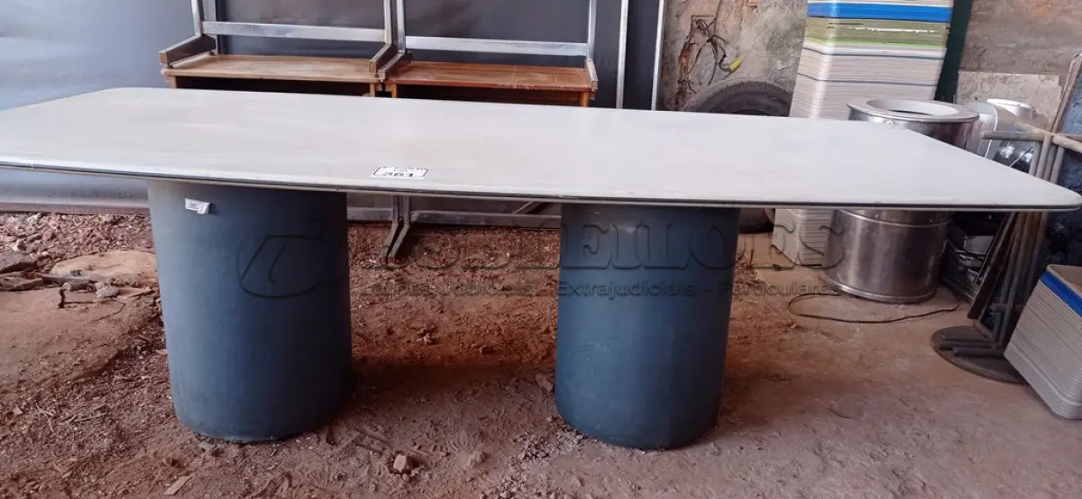 LOTE 361 - 01 MESA EM MADEIRA PARA REUNIÃO. (NO ESTADO) ATENÇÃO! FAZER A VISITAÇÃO ANTES DE ARREMATAR, NÃO SABEMOS SE FUNCIONA. LEILÃO NÃO TEM GARANTIA E NEM DEVOLUÇÃO, SUJEITO A POSSÍVEIS AVARIAS VISÍVEIS/OCULTAS E/OU AUSÊNCIA DE COMPONENTES.