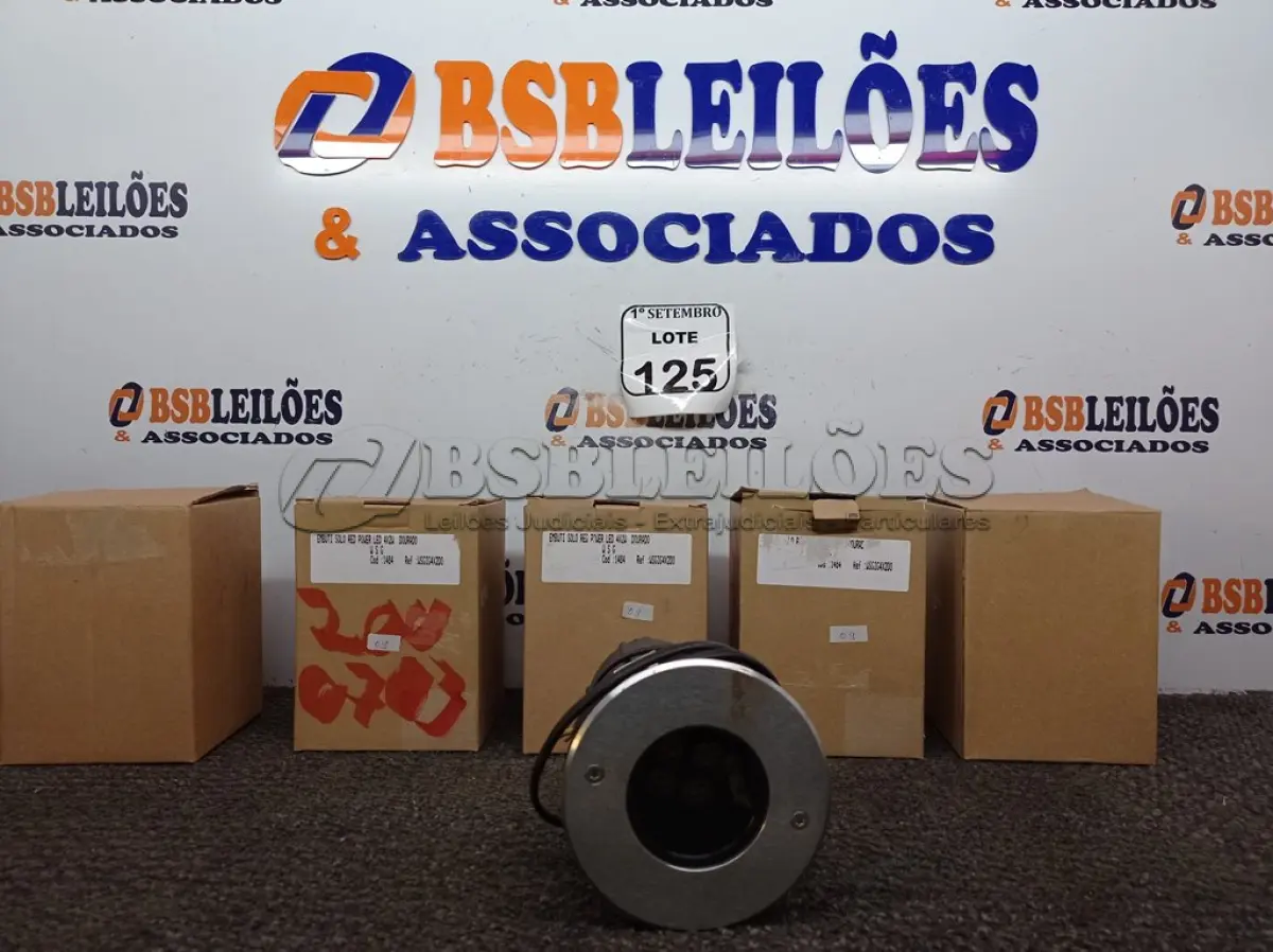 LOTE 125 - 06 LUMINÁRIAS DE SOLO. (NO ESTADO) ATENÇÃO! FAZER A VISITAÇÃO ANTES DE ARREMATAR, NÃO SABEMOS SE FUNCIONA. LEILÃO NÃO TEM GARANTIA E NEM DEVOLUÇÃO, SUJEITO A POSSÍVEIS AVARIAS VISÍVEIS/OCULTAS E/OU AUSÊNCIA DE COMPONENTES.