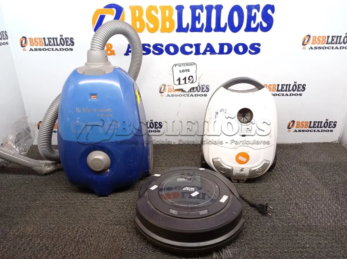 LOTE 119 - 02 ASPIRADORES DE PÓ MARCAS E MODELOS DIVERSOS E 01 ASPIRADOR ROBÔ. (NO ESTADO) ATENÇÃO! FAZER A VISITAÇÃO ANTES DE ARREMATAR, NÃO SABEMOS SE FUNCIONA. LEILÃO NÃO TEM GARANTIA E NEM DEVOLUÇÃO, SUJEITO A POSSÍVEIS AVARIAS VISÍVEIS/OCULTAS E/OU AUSÊNCIA DE COMPONENTES.