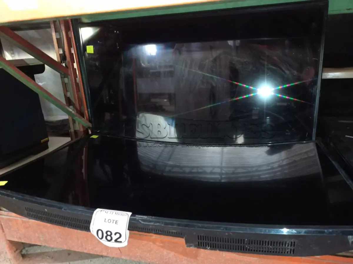 LOTE 082 - 02 TVS SENDO UMA SAMSUMG 48” POLEGADAS 220V E A OUTRA MARCA LG 47” POLEGADAS 220V PARA A RETIRADA DE PEÇAS. (NO ESTADO) ATENÇÃO! FAZER A VISITAÇÃO ANTES DE ARREMATAR, NÃO SABEMOS SE FUNCIONA. LEILÃO NÃO TEM GARANTIA E NEM DEVOLUÇÃO, SUJEITO A POSSÍVEIS AVARIAS VISÍVEIS/OCULTAS E/OU AUSÊNCIA DE COMPONENTES.