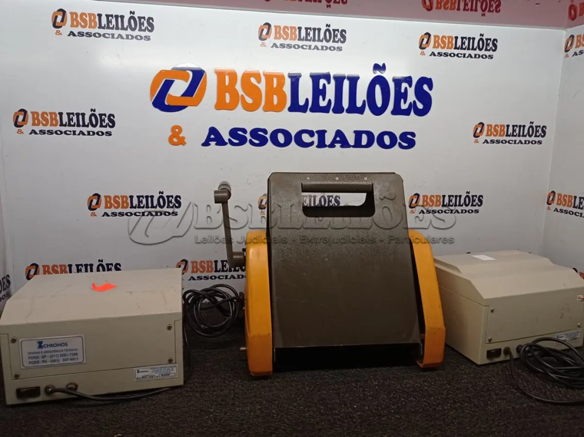 LOTE 067 - 02 RELÓGIOS DE PONTO MARCA CHRONOS E 01 MIMEOGRAFO MARCA FACIT. (NO ESTADO) ATENÇÃO! FAZER A VISITAÇÃO ANTES DE ARREMATAR, NÃO SABEMOS SE FUNCIONA. LEILÃO NÃO TEM GARANTIA E NEM DEVOLUÇÃO, SUJEITO A POSSÍVEIS AVARIAS VISÍVEIS/OCULTAS E/OU AUSÊNCIA DE COMPONENTES.
