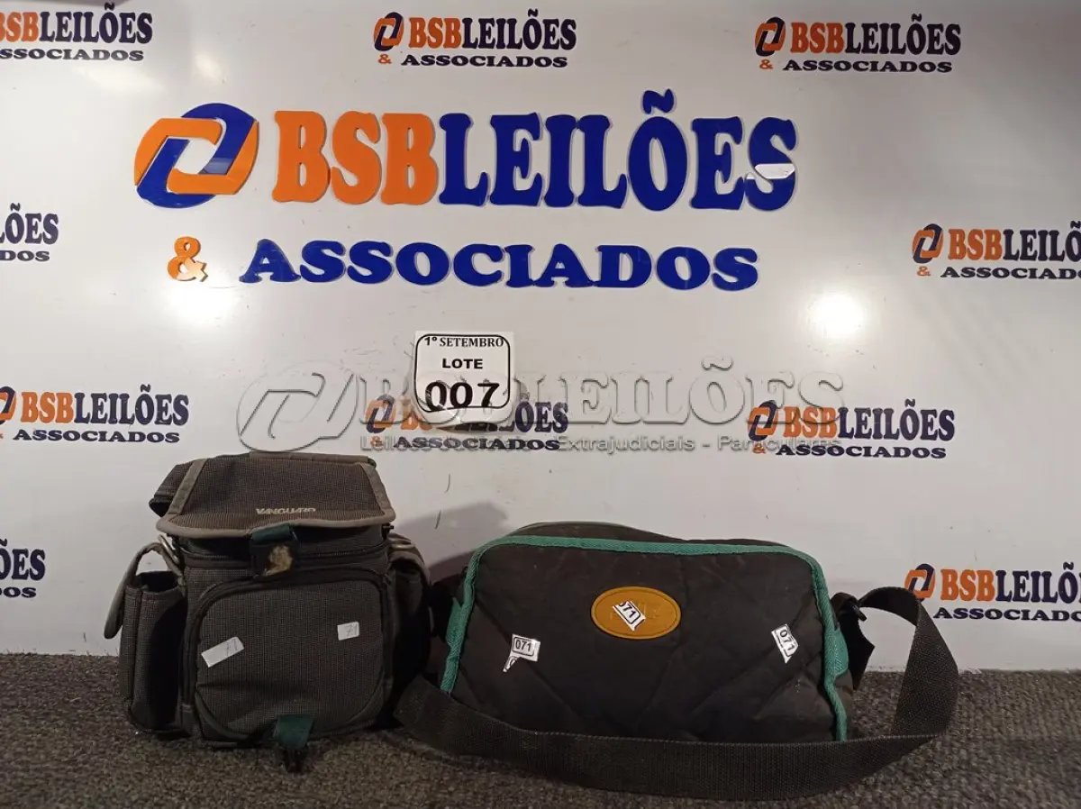 LOTE 007 - 02 FILMADORAS SENDO 01 JVC E OUTRA SONY, COM AVARIAS. (NO ESTADO) ATENÇÃO! FAZER A VISITAÇÃO ANTES DE ARREMATAR, NÃO SABEMOS SE FUNCIONA. LEILÃO NÃO TEM GARANTIA E NEM DEVOLUÇÃO, SUJEITO A POSSÍVEIS AVARIAS VISÍVEIS/OCULTAS E/OU AUSÊNCIA DE COMPONENTES.