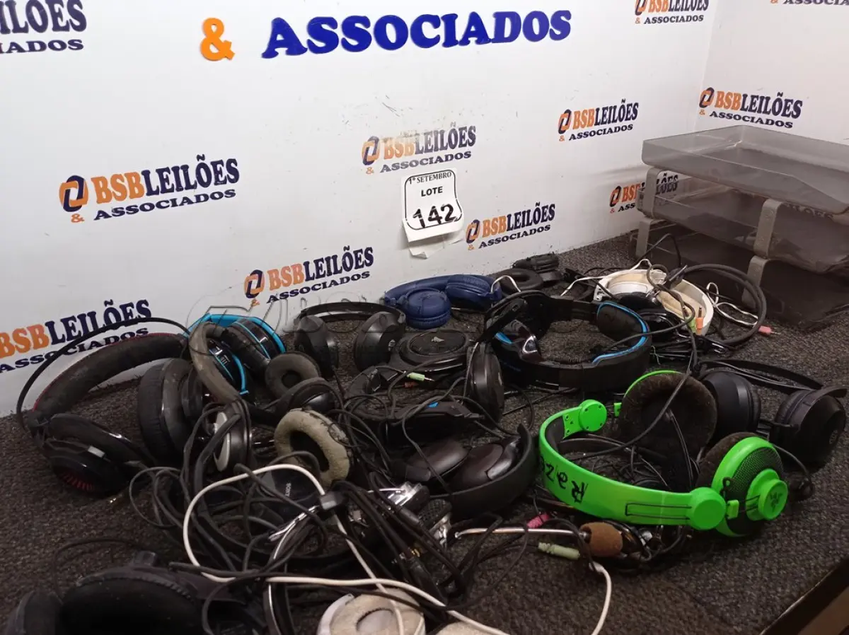 LOTE 142 - 01 LOTE COM DIVERSOS HEADPHONES E 01 BANDEJA PARA PAPEL. (NO ESTADO) ATENÇÃO! FAZER A VISITAÇÃO ANTES DE ARREMATAR, NÃO SABEMOS SE FUNCIONA. LEILÃO NÃO TEM GARANTIA E NEM DEVOLUÇÃO, SUJEITO A POSSÍVEIS AVARIAS VISÍVEIS/OCULTAS E/OU AUSÊNCIA DE COMPONENTES.